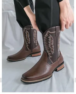 Detailansicht brauner Vintage-Lederstiefel für Herren mit weißer Bestickung