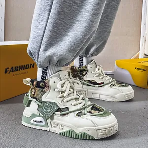 Sneaker alte da uomo rétro, design patchwork con dettagli verdi e motivo floreale paisley.