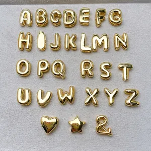 Gedetailleerd overzicht van mini gouden alfabet hangers en symbolen met gladde afwerking