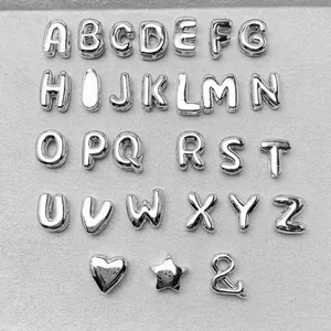 Complete set van 26 gepolijste zilveren alfabetkralen inclusief hart-, ster- en ampersand-bedeltjes