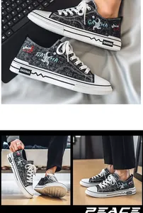 Dettaglio delle sneakers in tela traspirante con stampa astronauta e lacci bianchi