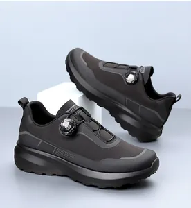 Detalle profesional de zapatillas de exterior para hombre con cierre de hebilla giratoria