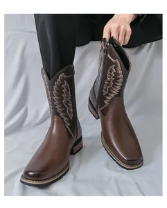 Detailansicht brauner Vintage-Herrenstiefel mit aufwendiger Stickerei und Reißverschluss