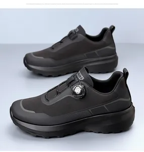 Detalle lateral de zapatillas deportivas negras para hombre con cierre de botón giratorio.