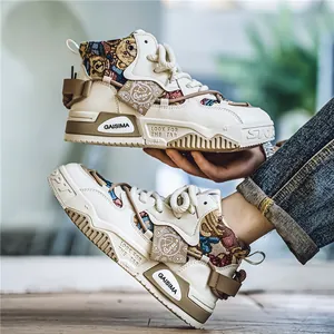 Sneaker alte da uomo vintage con orso dei cartoni animati e motivo paisley patchwork