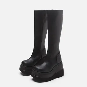 Gedetailleerd overzicht van zwarte Gothic platform knielaarzen met sleehak voor dames
