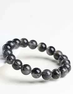 Primer plano de pulsera de cuarzo rutilado negro natural con inclusiones de agujas internas