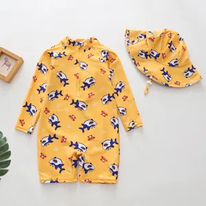 Detailansicht gelber Jungen-Einteiler-Badeanzug mit Haifischprint und passendem Sonnenhut.