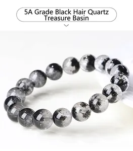 Primer plano de una pulsera de cuentas de cuarzo rutilado negro natural con diseño de cuenca.