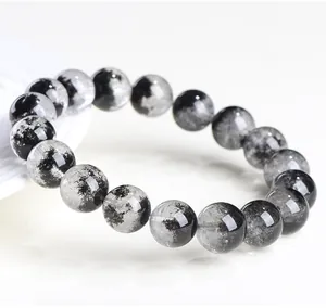 Primer plano de una pulsera de cuentas de cuarzo rutilado negro natural grado 7A
