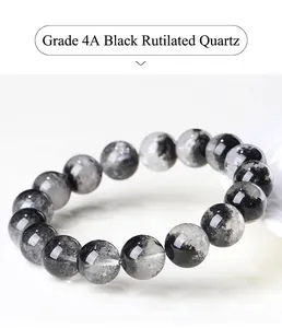 Detalle de una pulsera de cuarzo rutilado negro natural con inclusiones internas