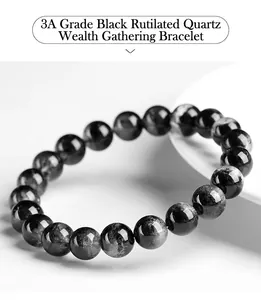 Vista macro de una pulsera de cuentas de cuarzo rutilado negro natural tipo cuenco