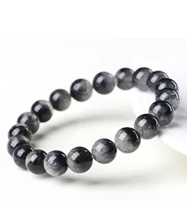 Primer plano de pulsera de cuarzo rutilado negro natural en blanco