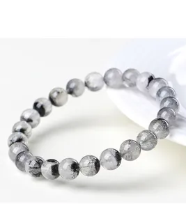 Primer plano detallado de la pulsera de cuentas de cuarzo rutilado negro grado 1A