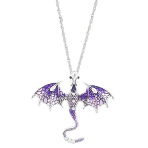 Dettaglio di un ciondolo a forma di drago in smalto viola con strass brillanti