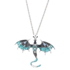 Primo piano di un ciondolo a forma di drago retrò con ali in smalto blu e strass lucenti