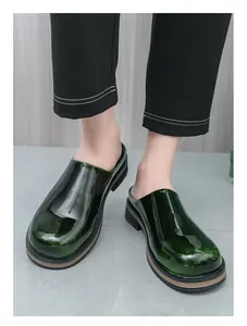Dettaglio di sabot in vernice verde scuro da uomo con finitura lucida e suola spessa.