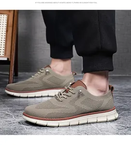 Baskets décontractées en maille kaki portées avec un pantalon de jogging noir tendance.