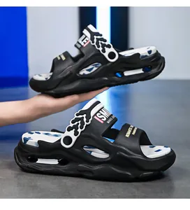 Detailansicht der schwarzen klobigen EVA-Sandalen mit dem auffälligen SMILE-Schriftzug.