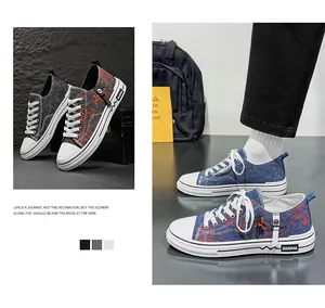 Vista lifestyle di sneakers in tela blu traspiranti con motivi arancioni.