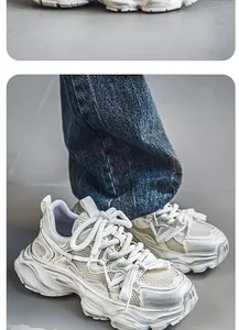 Primo piano di sneakers chunky in mesh bianco con dettagli argento e suola spessa