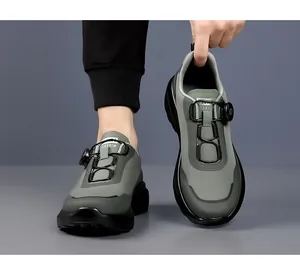 Detalle de zapatillas de senderismo para hombre con sistema de cordones de hebilla.