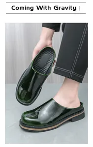 Dettaglio dei sabot da uomo in pelle verniciata verde scuro con plateau