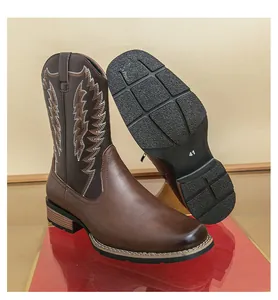 Nahaufnahme brauner Westernstiefel mit Stickereien und profilierter Gummisohle.