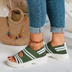 Detailansicht grüner Damen-Plateaurendalen aus Fly-Woven mit sportlichen Streifen
