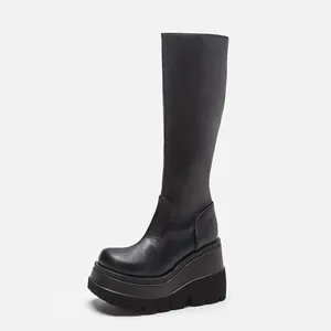 Detailweergave van zwarte gothic platform wedge hoge laarzen met gekartelde zool.