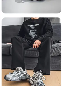 Primo piano di scarpe sportive in rete traspirante da uomo con un elegante design chunky dad shoe