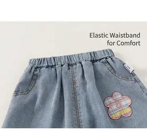 Detalle de pantalones vaqueros de pierna ancha para niña con cintura elástica.