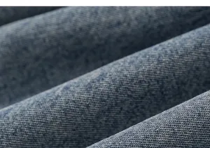 Primer plano de la textura de tela vaquera azul duradera para pantalones.