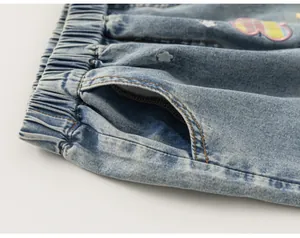 Detalle de vaqueros para niña con cintura elástica y estructura de bolsillo lateral azul