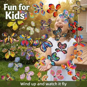 Fillette jouant avec des papillons magiques volants colorés dans un jardin d'été.
