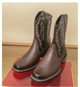 Detailansicht brauner Vintage-Cowboystiefel mit aufwendigen weißen Stickereiverzierungen
