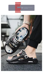 Detailansicht schwarzer EVA-Sandalen mit 'SMILE'-Schriftzug und blauem Wolkenmuster-Design