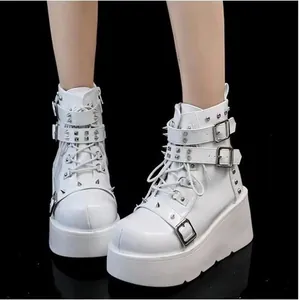 Detaillierte Ansicht weißer Plattform-Punkstiefel mit Metallstacheln und Schnallen
