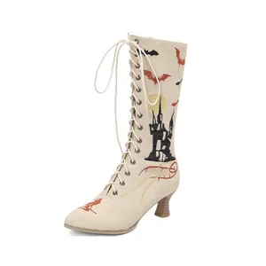 Detailansicht der Halloween-Schnürstiefel mit Schloss- und Fledermausstickerei.