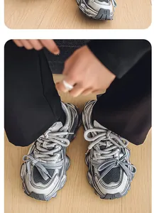 Dettaglio ravvicinato di sneaker chunky in mesh invecchiato con suola a strati.