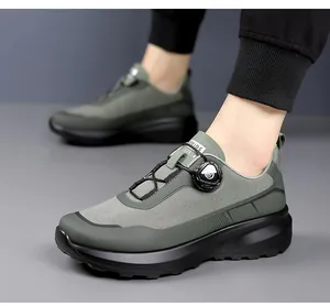 Primer plano de zapatillas de senderismo para hombre con sistema de cierre giratorio moderno.