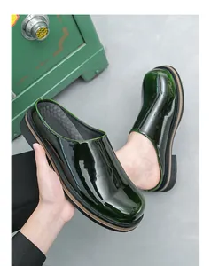 Dettaglio di mocassini da uomo in vernice verde con suola platform spessa e lucida
