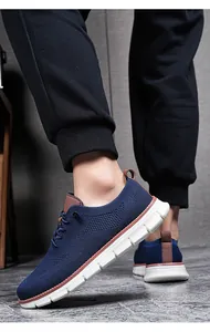 Gros plan sur les chaussures décontractées pour hommes en maille bleu marine et semelle blanche.