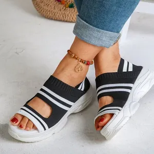 Detailansicht der Damen-Plateausandalen aus Fly-Knit mit schwarz-weißen Streifen