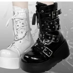 Gothic-Plateaustiefel im Punk-Stil mit dicken Sohlen, Schnallen und Metall-Kreuzketten