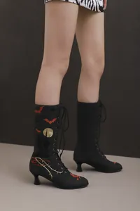 Detailansicht der Halloween Hexenstiefel mit Fledermaus- und Schlossstickerei