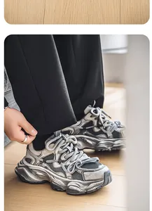 Primo piano di sneakers dad in mesh invecchiato con suola chunky e lacci spessi decorativi