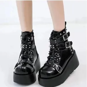 Detail schwarzer Plateau-Stiefeletten im Punk-Stil mit Metallschnallen und Silbernieten