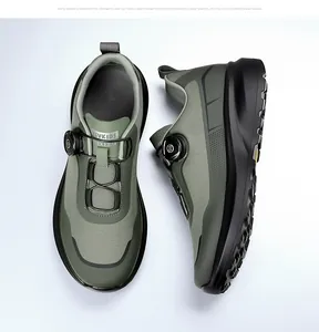 Vista detallada de las zapatillas de senderismo verde oliva para hombre con cierre rotativo.