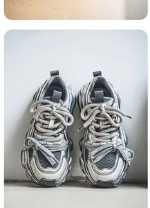 Vista dettagliata di sneakers in mesh invecchiato con un esclusivo sistema a doppio laccio